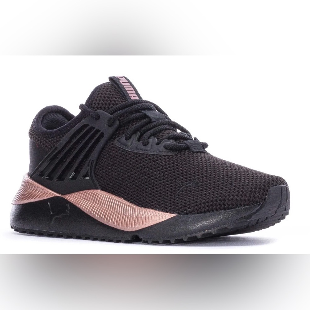 BRAND NEW- Women’s Pacer Future Lux. Size 7.